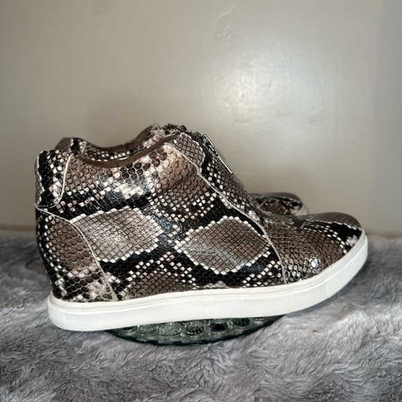 Blondo Mob Wife Y2K Sz 8 Waterproof Snake Animal Print Hidden Wedge Sneakers - Picture 2 of 8
